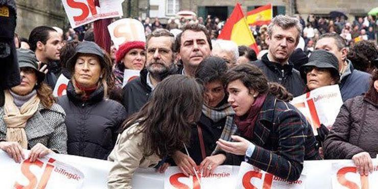 Rueda (dereita) na manifestación de Galicia Bilingüe