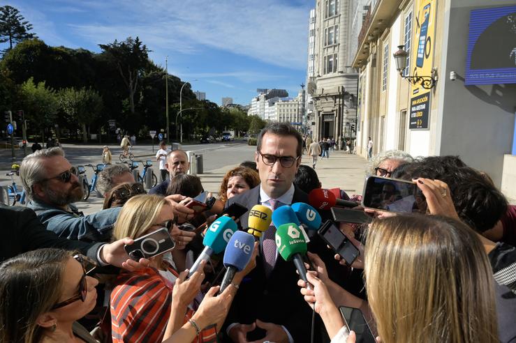 O ministro de Economía, Carlos Cuerpo, ofrece declaracións aos medios, na Coruña. M. DYLAN