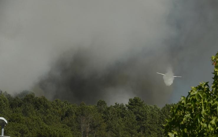 Unha avioneta de carga traballa na extinción dun incendio, a 27 de xullo de 2022, en Castrelo de Miño 