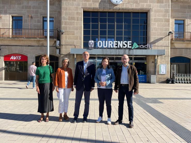 Inma Moreiras, Noelia Pérez, Celso Delgado, Ana Belén Vázquez e Pepe Araújo, do PP, ante a estación intermodal de Ourense 