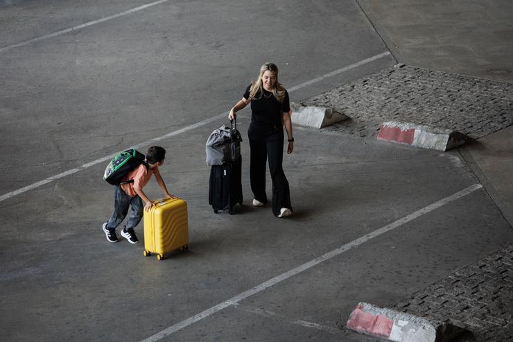 Unha muller e un neno chegan á terminal dun aeroporto / Alejandro Martínez Vélez 