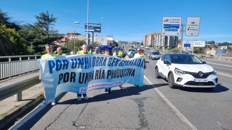 Membros da Confraría de Pescadores da Coruña, do Burgo, cortan un carrril de tráfico dirección saída da cidade herculina. CONFRARÍA DE PESCADORES / Europa Press