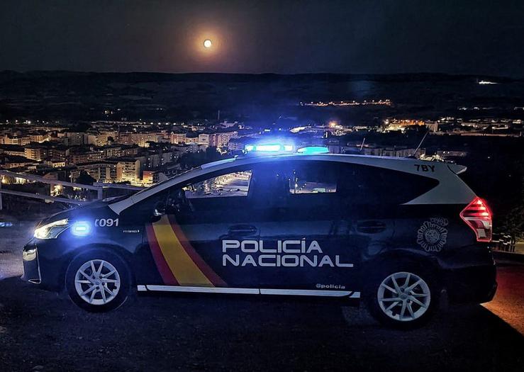 Arquivo - Un coche da Policía Nacional en León.. 112 - Arquivo 