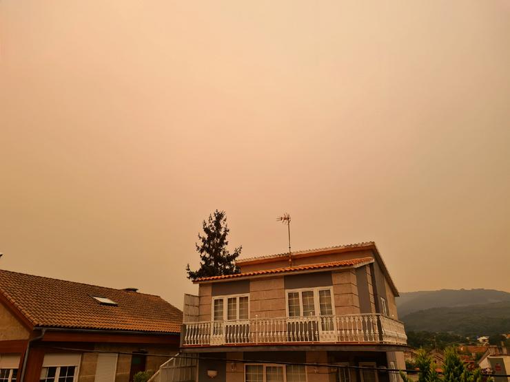 Fume e cinsas dos grandes incendios de Portugal chegan a Galicia 