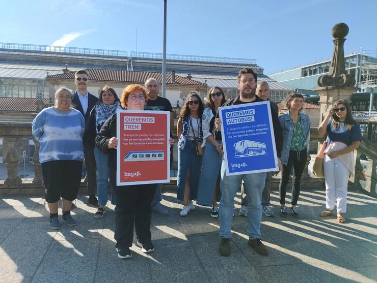 Os deputados do BNG Paulo Ríos e Iria Carreira na estación intermodal de Santiago. BNG 