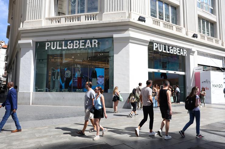 Fachada dunha tenda de Pull&Bear, a 11 de setembro de 2024, en Madrid (España). Inditex rexistrou un beneficio neto de 2.768 millóns de euros durante o primeiro semestre do seu exercicio fiscal 2024-2025 (entre o 1 de febreiro e o 31 de xullo), o que. Marta Fernández Xara - Europa Press 