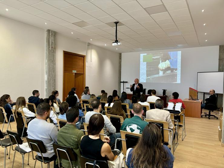 Charla sobre lousa na EUATAC. Foto: Cluster da Pizarra de Galicia.