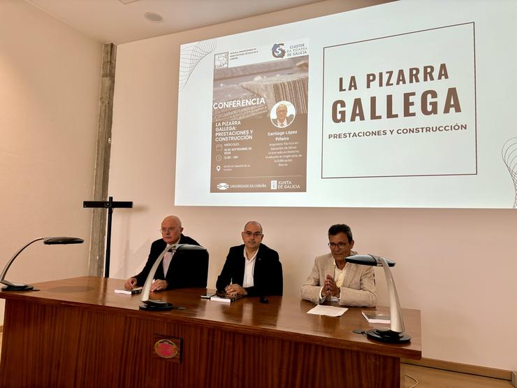 Santiago López Piñeiro (esquerda),  Juan Luis Pérez Ordóñez, director EUATAC, (centro), e Víctor Cobo, presidente do Cluster da Pizarra (dereita). Foto: Cluster da Pizarra de Galicia.