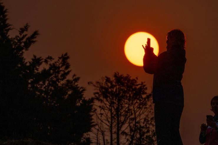 Saída do sol no Monte do Gozo en Santiago,  tinguido de vermello polo fume que chega a Galicia desde os incendios do norte de Portugal. A 19 de setembro de 2024 