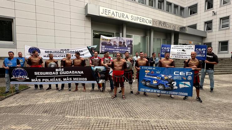 Policías nacionais, nunha convocatoria de protesta na Coruña, ante a Xefatura Superior de Policía de Galicia 