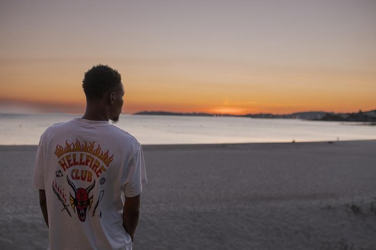 Un migrante observa a praia á súa chegada ao Hotel Baixamar de Sanxenxo, a 17 de setembro de 2024, en Sanxenxo, Pontevedra. Elena Fernández - Europa Press 