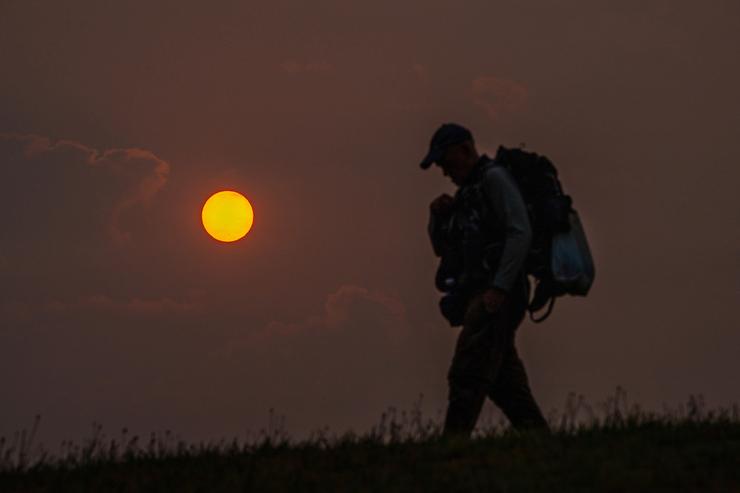 Un peregrino camiña durante a saída do sol no Monte do Gozo, a 19 de setembro de 2024, en Santiago de Compostela, A Coruña, Galicia (España).. Álvaro Ballesteros - Europa Press 