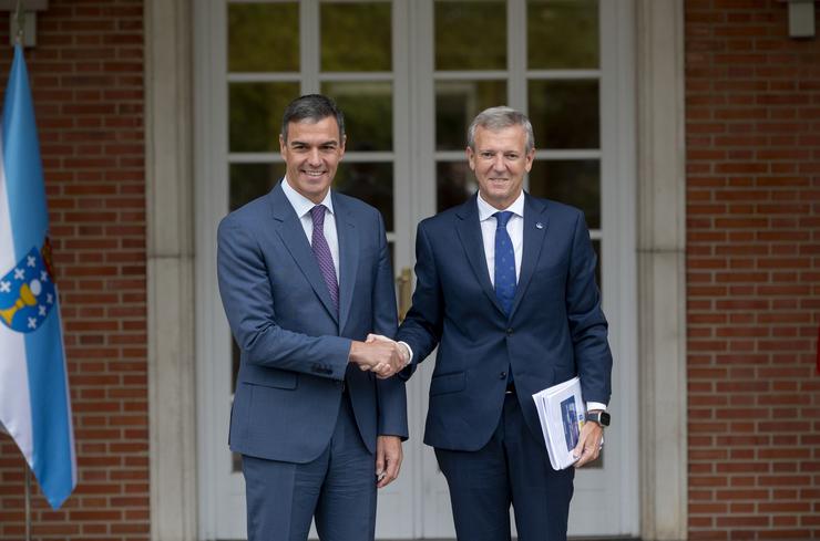 O presidente do Goberno, Pedro Sánchez (i), recibe ao presidente da Xunta de Galicia, Alfonso Rueda (d), no Complexo da Moncloa, a 20 de setembro de 2024, en Madrid 