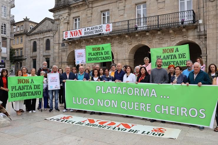 A eurodeputada do BNG, Ana Miranda, cos veciños de Lugo en protesta pola fábrica de biogás de Coeses / BNG