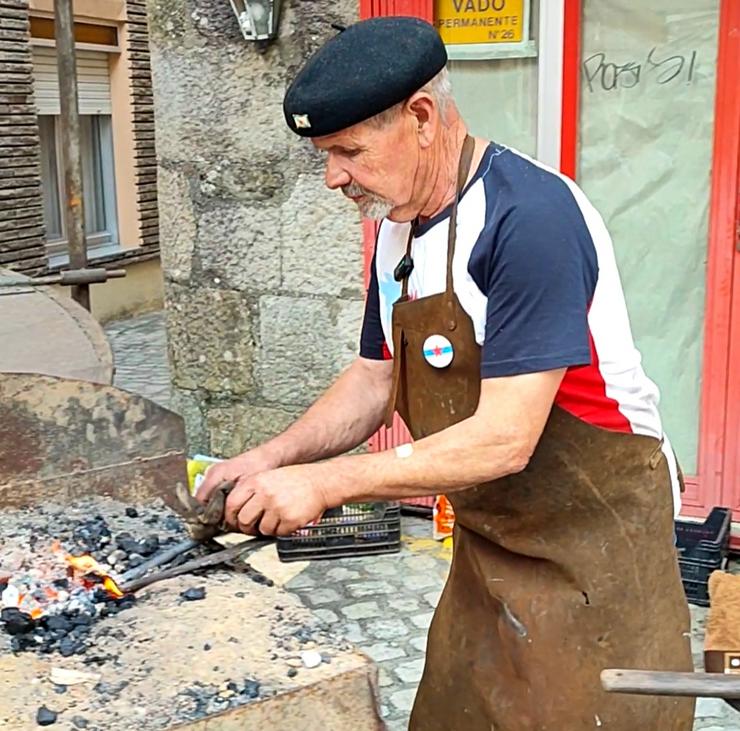 Ché Tembra, o ferreiro cangrexeiro que impresiona ao mundo coas súas esculturas 