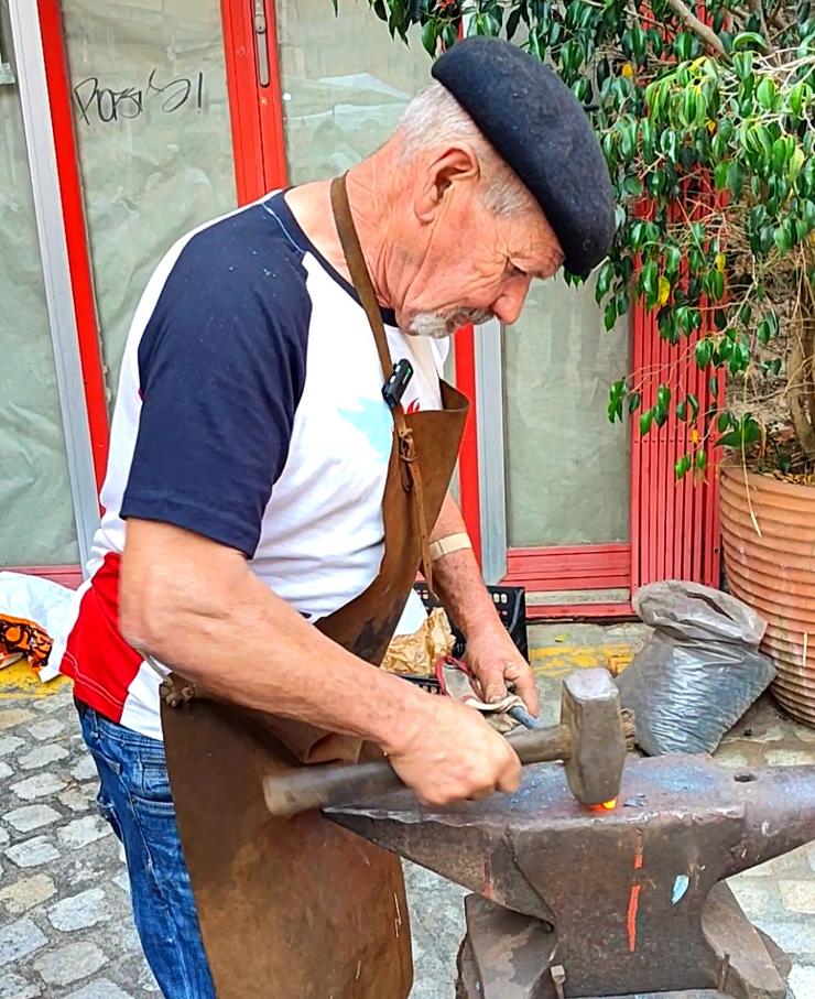 Ché Tembra, o ferreiro cangrexeiro que impresiona ao mundo coas súas esculturas 