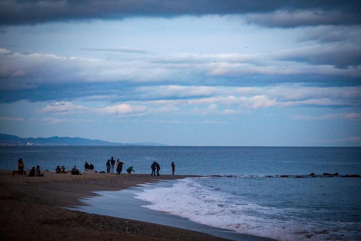 Arquivo - A xente pasea na praia da Barceloneta, a 16 de xaneiro de 2023, en Barcelona, Cataluña (España). A borrasca Gérard, sétima da tempada, adiántase á borrasca Fien. Kike Recuncho - Europa Press - Arquivo / Europa Press