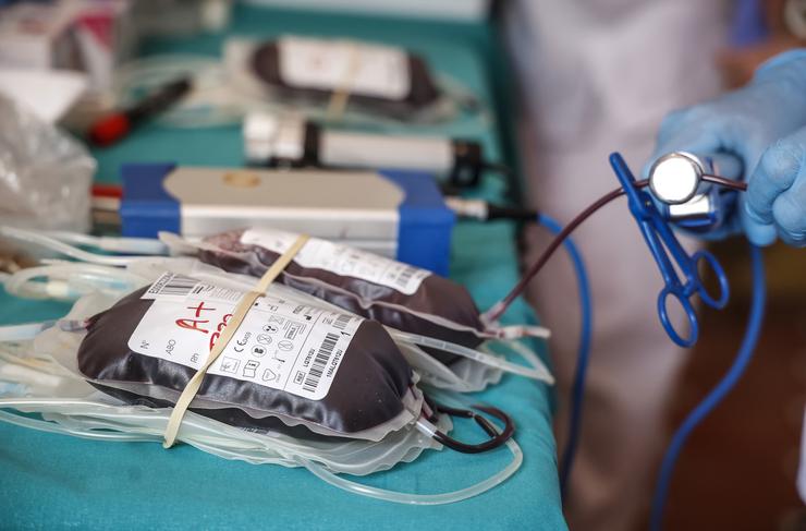 Bolsas de sangue durante a presentación da campaña de verán de doazón de sangue 