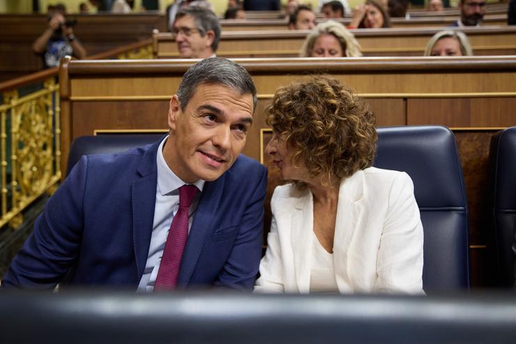 O presidente do Goberno, Pedro Sánchez e a vicepresidenta primeira e ministra de Facenda, María Jesús Monetero, durante unha sesión de control ao Goberno, no Congreso dos Deputados, a 18 de setembro de 2024, en Madrid (España). Durante a sesi. Jesús Hellín - Europa Press 