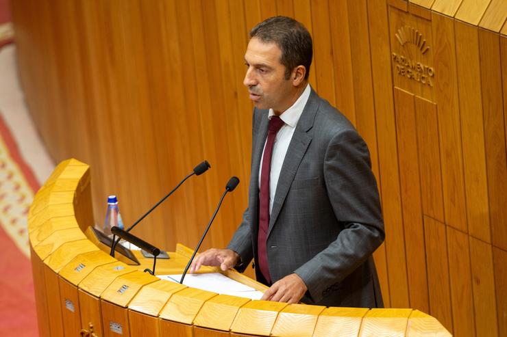 O conselleiro do Mar, Alfonso Villares, comparece no pleno do Parlamento de Galicia 