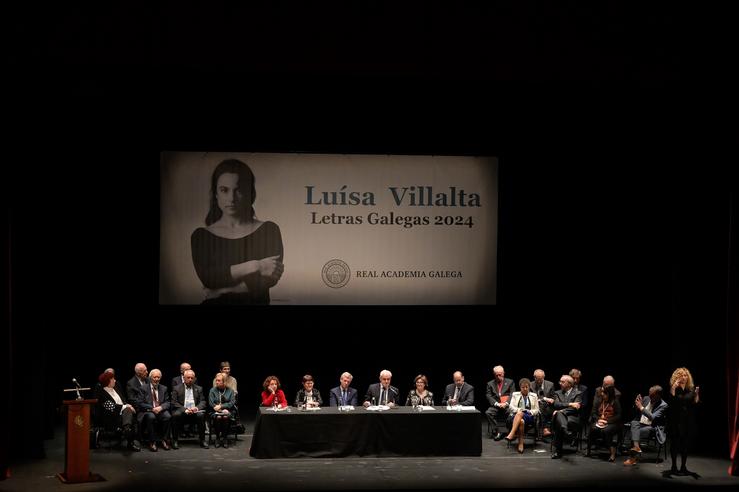 Arquivo - Na mesa do centro, a xornalista Margarita Ledo (2i); o presidente da Xunta de Galicia, Alfonso Rueda (3i) e o presidente da Real Academia galega, Víctor Freixanes (4i), durante o pleno extraordinario da Real Academia Galega (RAG. M. Dylan - Europa Press - Arquivo 