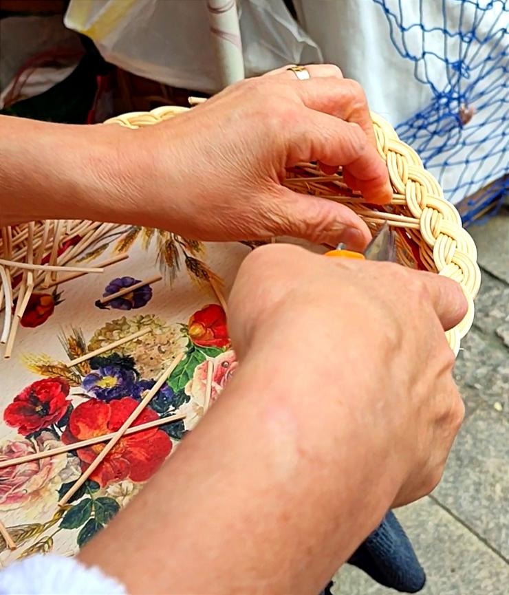 Luísa Martínez, cesteira, elaborando unha das súas creacións 