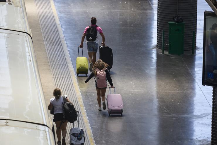 Arquivo - Varias persoas na estación de trens Porta de Atocha-Almudena Grandes, a 18 de agosto de 2024, en Madrid (España). Renfe ofreceu preto de 1,8 millóns de prazas en ao redor de 6.800 trens entre AVE, Avlo, Alvia, Euromed, Intercity, Av. Jesús Hellín - Europa Press - Arquivo 