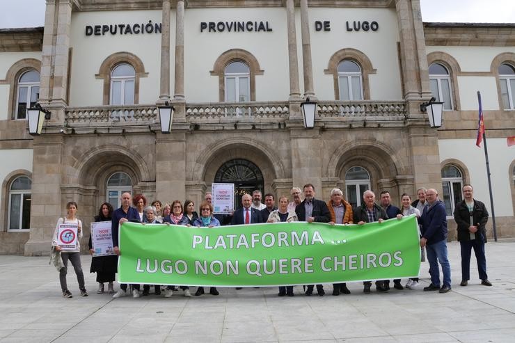 O presidente da Deputación de Lugo, José Tomei, pousa xunto aos representantes da plataforma cidadá 'Lugo non quere cheiros', contraria á instalación da planta de biometano de Coeses. En Lugo, a 26 de setembro de 2024.. DEPUTACIÓN DE LUGO