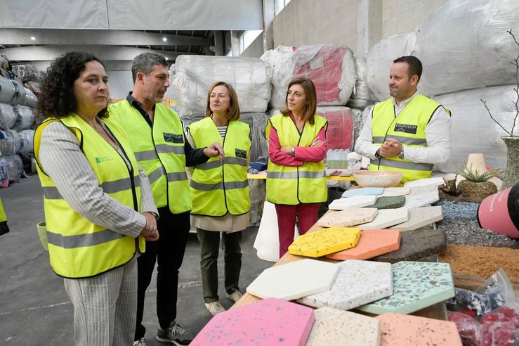 A conselleira de Medio Ambiente e Cambio Climático, Ángeles Vázquez, visita a empresa Insertega. MONCHO FONTES 