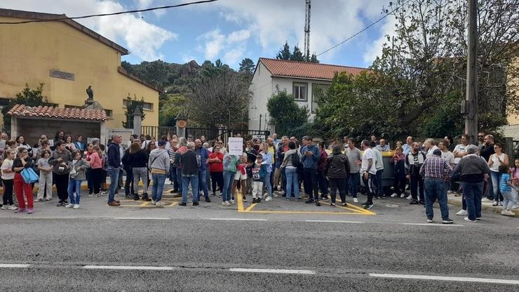 Manifesción de pais e nais de Carnota ante os recortes da Xunta en educación 