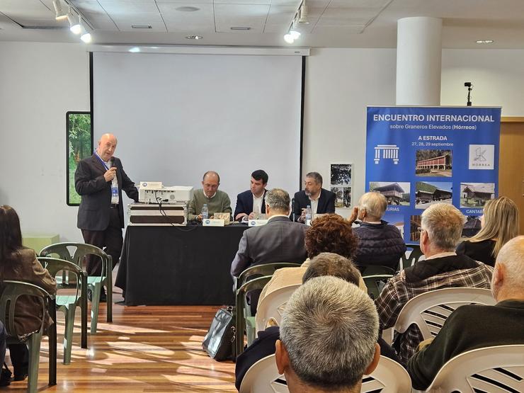 Luciano G. Alfaya, Gonzalo Louzao, Anxo M. Lorenzo e Carlos Henrique Fernández Coto na inauguración do III Atopo Internacional sobre Celeiros Elevados, na Estrada (Pontevedra).. REDE INTERNACIONAL HORREA 