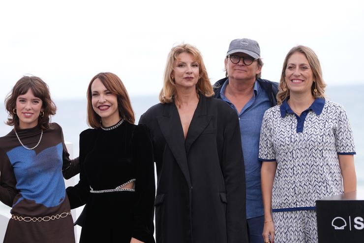 (I-D) A actriz Alba Planas, a directora Paula Ortiz, a actriz Najwa Nimri e os produtores Stefan Schmitz e María Contreras durante o photocall da película ?A virxe vermella?, no Festival de Cinema de San Sebastián, a 22 de setembro de 2024, en S. Unanue - Europa Press 