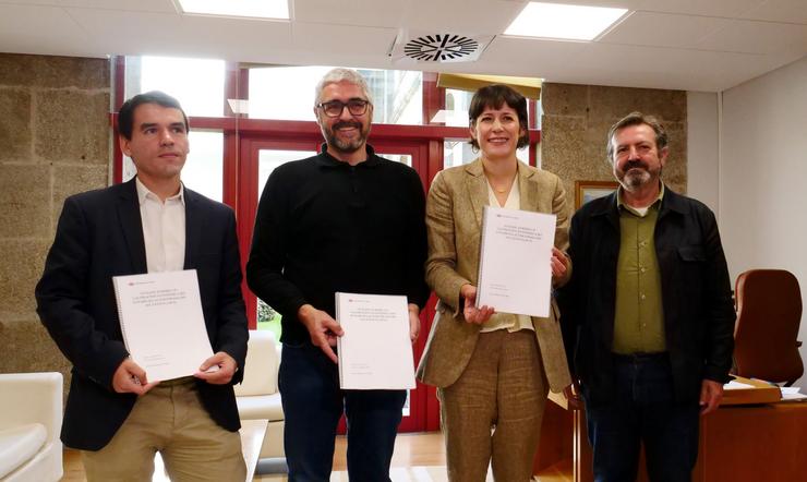 Os profesores da UDC José Antonio Branco e Carlos Aymerich xunto á portavoz nacional do BNG, Ana Pontón, e o deputado Luís Bará na presentación dun estudo sobre a AP-9. BNG 