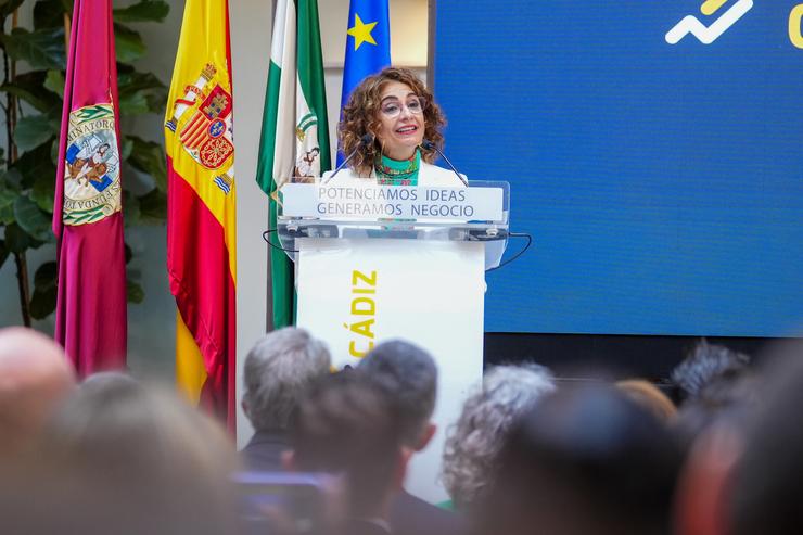 A vicepresidenta primeira do Goberno e ministra de Facenda, María Jesús Montero , durante a súa intervención no acto conmemorativo. A 27 de setembro de 2024, en Cádiz (Andalucía, España).  A vicepresidenta primeira do Goberno e ministra de Facenda. Francisco J. Olmo - Europa Press 