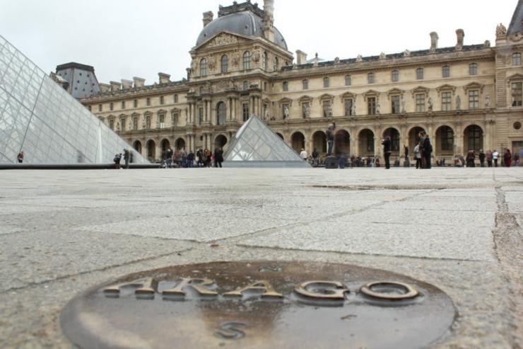 Medallón de Arago na explanada do Louvre, en París 