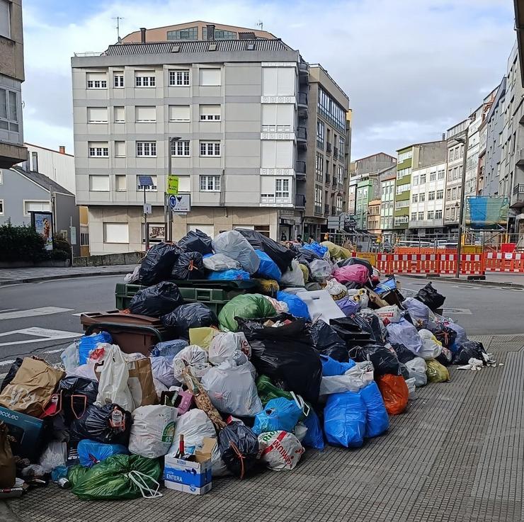 Lixo acumulado nun colector en Carballo 