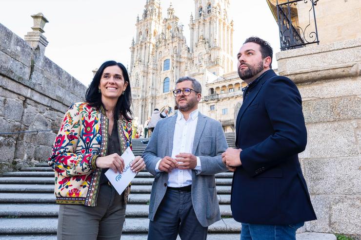 A secretaria xeral do PPdeG, Paula Prado, xunto ao coordinador de acción exterior dos populares galegos, Rubén del Río, e o edil compostelán Adrián Vila.. PPDEG