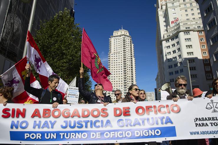 Varias persoas durante unha manifestación de avogados afectados pola mutualidade, a 28 de setembro de 2024, en Madrid (España). A Asociación Nacional de Afectados pola mutualidade da Avogacía (Anama) saen este sábado ás rúas de Madrid para p. Jesús Hellín - Europa Press 