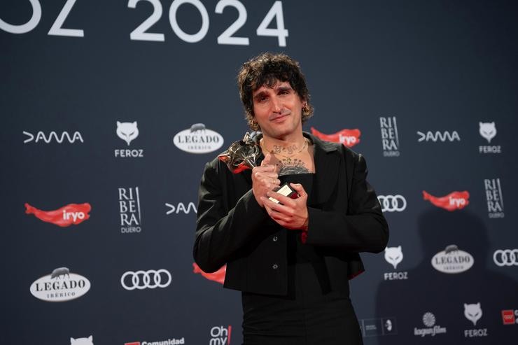 A actriz La Dani pousa tras recibir o Premio Feroz a Mellor Actor de Reparto nunha Película por ?Estou a amarche locamente? durante a gala do XI edición dos Premios Feroz, no Palacio de Vistalegre, a 26 de xaneiro de 2024 