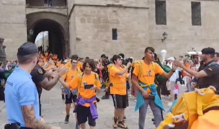 Recibimento de nenos con autismo que realizaron o Camiño de Santiago francés na Praza do Obradoiro / Garda Civil