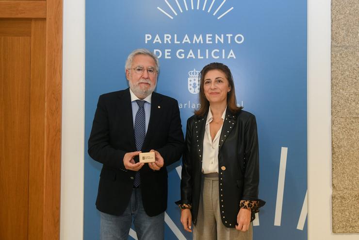 O presidente do Parlamento de Galicia, Miguel Anxo Santalices, recibe a memoria do primeiro Plan Integral de Enerxía e Clima 2019-2023 de mans da conselleira de Medio Ambiente e Cambio Climático, Ángeles Vázquez.. MONICA ARCAY CARRO 