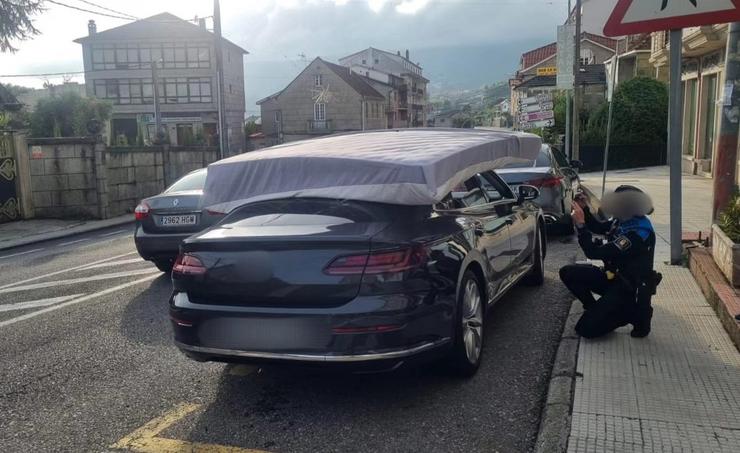 A Policía Local intercepta en Poio un vehículo cun colchón sobre o seu teito.. POLICÍA LOCAL 