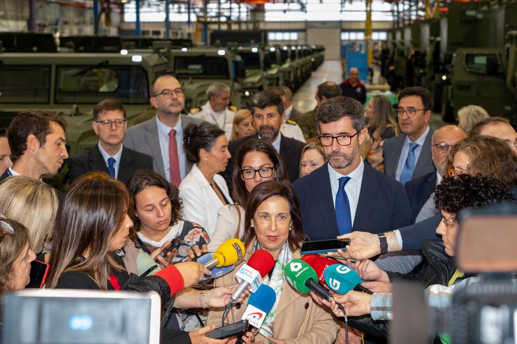 A ministra de Defensa, Margarita Robles, durante unha visita ás instalacións de UROVESA Vehículos Especiais S.A, a 30 de setembro de 2024, en Valga 