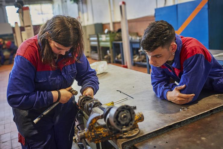 Varias persoas aprenden mecánica no IES Universidade Laboral 