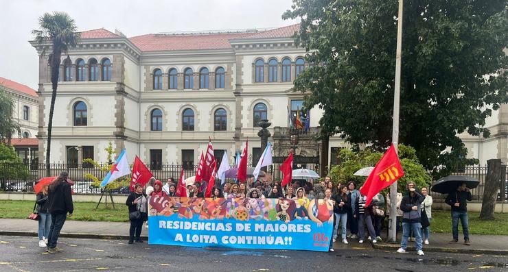 Traballadores de residencias privadas mobilízanse en Santiago para esixir a equiparación salarial co sector público. CIG / Europa Press