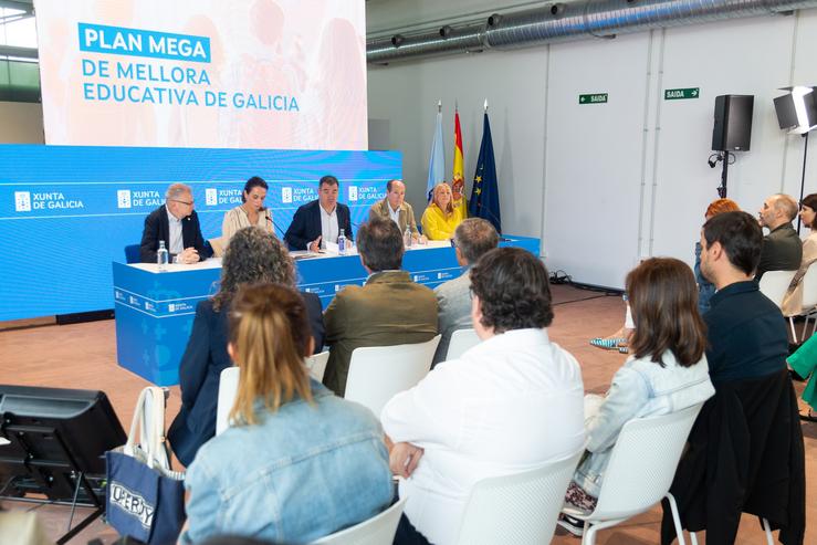 O conselleiro de Educación, Ciencia, Universidades e FP, Román Rodríguez, coa directora xeral de Ordenación e Innovación Educativa, Judith Fernández, con outros cargos do seu departamento.. XUNTA / Europa Press