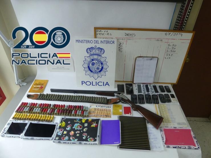 Os axentes incautaron diñeiro en efectivo, unha arma longa e varios documentos en formato físico e electrónico. POLICÍA NACIONAL / Europa Press