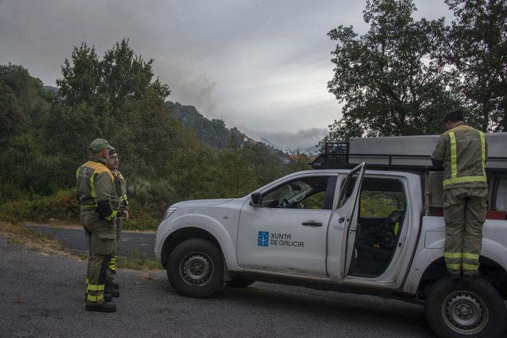 Traballadores da Xunta de Galicia traballan no incendio do Parque Natural de Baixa Lima-Serra do Xurés. Rosa Veiga - Europa Press 