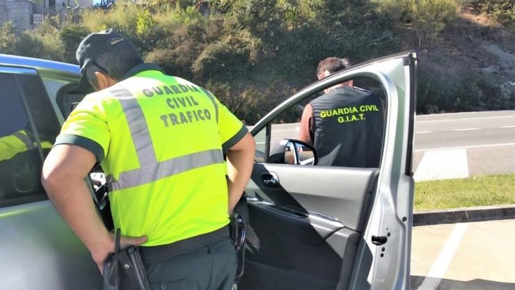 Axentes da Garda Civil na investigación do condutor. GARDA CIVIL DE OURENSE / Europa Press