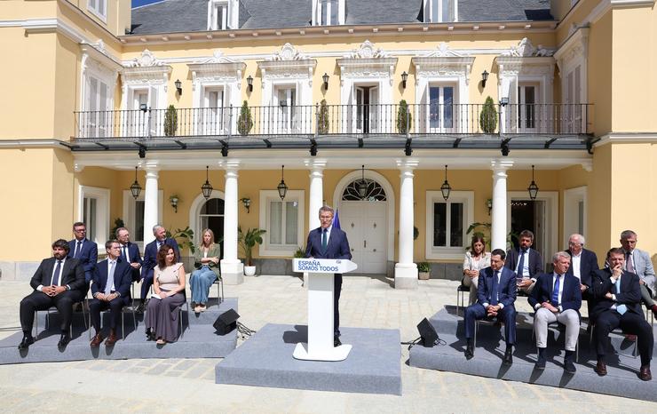 O presidente do PP, Alberto Núñez Feijóo, durante unha rolda de prensa posterior á reunión cos baróns do PP, no Palacio dos Duques de Pastrana.. Marta Fernández - Europa Press 